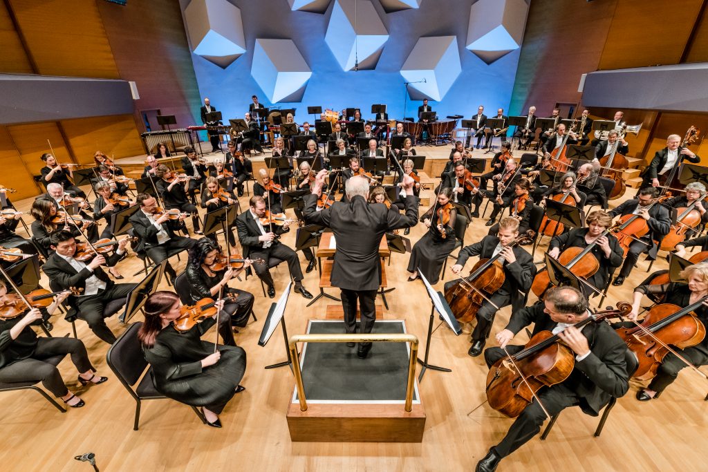 Minnesota Orchestra performers play on stage led by music director Osmo Vänskä