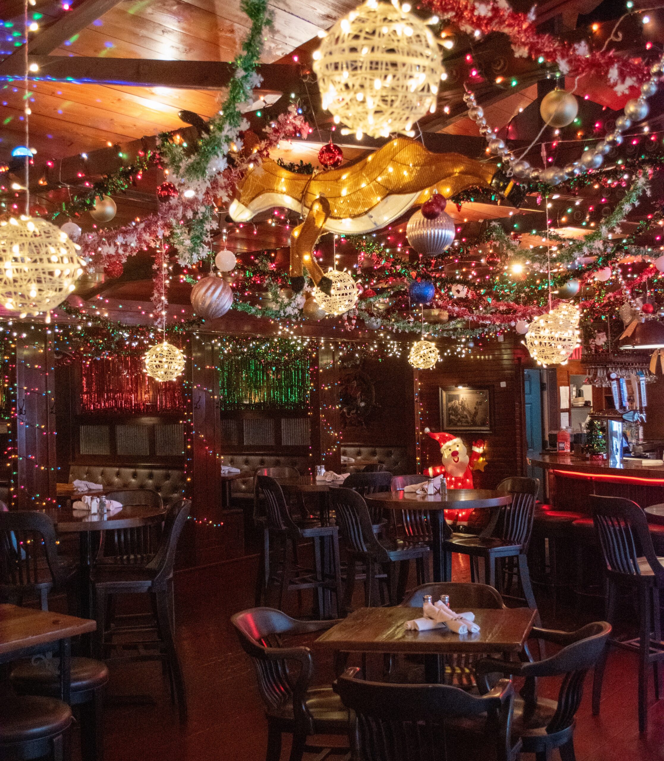 Lola's Lakehouse Jingle Bar